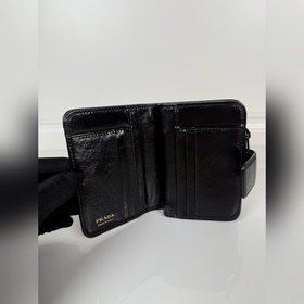 Короткий кожаный кошелек PRADA из черн