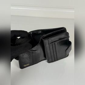 Короткий кожаный кошелек PRADA из черн