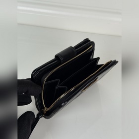 Короткий кожаный кошелек PRADA из черн