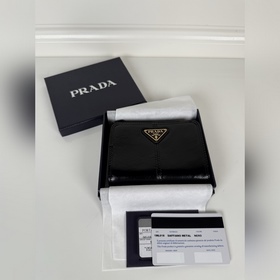 Короткий кожаный кошелек PRADA из черн