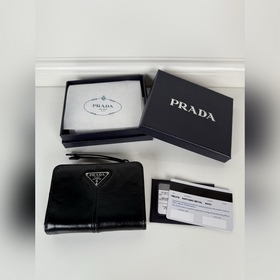 Короткий кожаный кошелек PRADA из черн