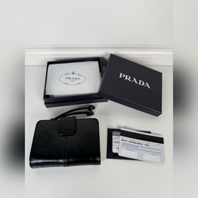 Короткий кожаный кошелек PRADA из черн