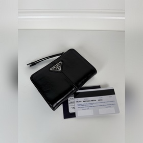 Короткий кожаный кошелек PRADA из черн
