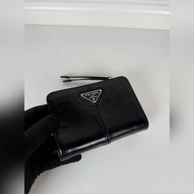 Короткий кожаный кошелек PRADA из черн