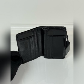 Короткий кожаный кошелек PRADA из черн