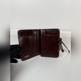 Короткий кошелек PRADA из коричневой в
