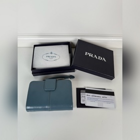 Короткий кожаный кошелек PRADA из пром