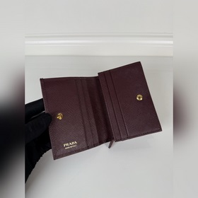 Короткий кошелек PRADA с застежкой-кно