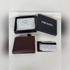 Универсальный компактный кошелек PRADA