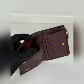Универсальный компактный кошелек PRADA