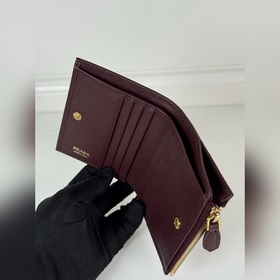Универсальный компактный кошелек PRADA