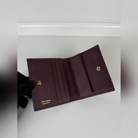 Женский компактный кошелек PRADA с дву