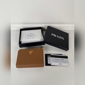 Женский короткий кожаный кошелек PRADA