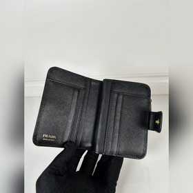 Женский кошелек PRADA с крестообразной