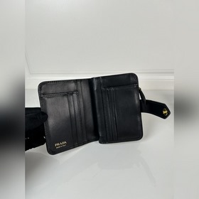 Женский короткий кожаный кошелек PRADA