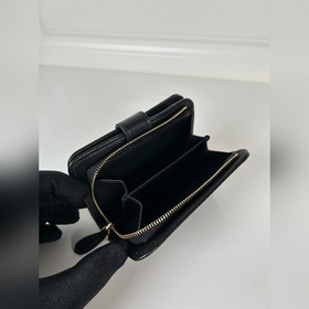 Женский короткий кожаный кошелек PRADA