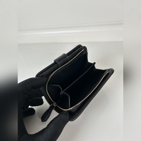 Женский кошелек PRADA с крестообразной