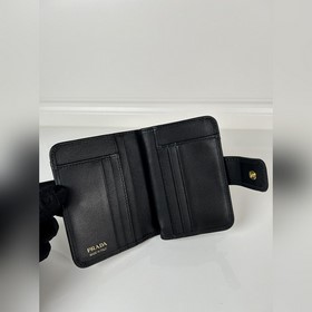 Женский короткий кожаный кошелек PRADA