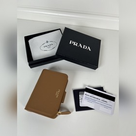 Женский короткий кошелек PRADA из зерн