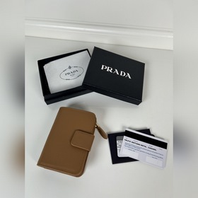 Женский короткий кошелек PRADA из зерн