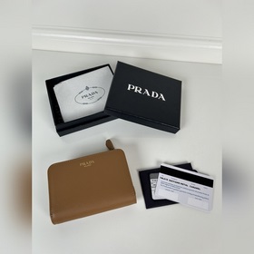 Женский короткий кошелек PRADA из зерн