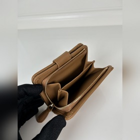 Женский короткий кошелек PRADA из зерн