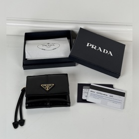 Женский короткий кожаный кошелек PRADA