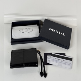 Женский короткий кожаный кошелек PRADA
