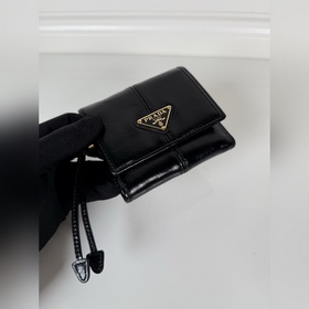 Женский короткий кожаный кошелек PRADA