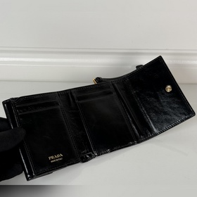 Женский короткий кожаный кошелек PRADA