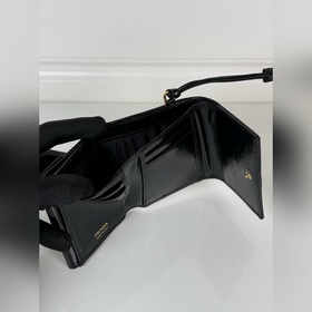 Женский короткий кожаный кошелек PRADA