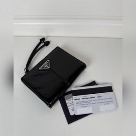 Универсальный компактный кошелек PRADA