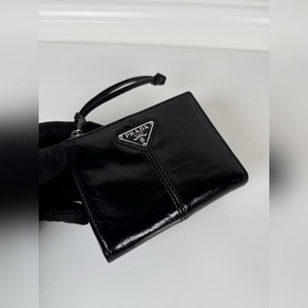 Универсальный компактный кошелек PRADA