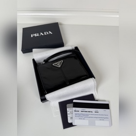 Универсальный компактный кошелек PRADA