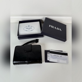 Короткий кожаный кошелек PRADA из черн