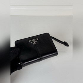 Короткий кожаный кошелек PRADA из черн