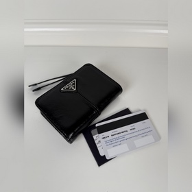 Короткий кожаный кошелек PRADA из черн