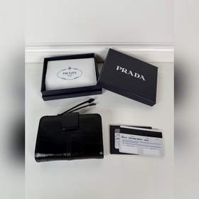 Короткий кожаный кошелек PRADA из черн