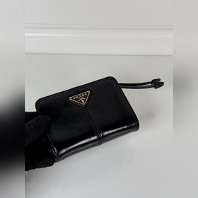Короткий кожаный кошелек PRADA из черн