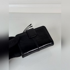 Короткий кожаный кошелек PRADA из черн