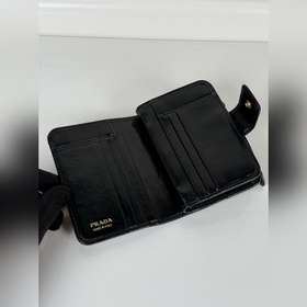 Короткий кожаный кошелек PRADA из черн