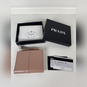 Универсальный компактный кошелек PRADA
