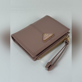 Универсальный компактный кошелек PRADA