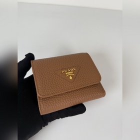 Женский короткий кожаный кошелек PRADA