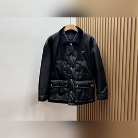 Куртка Prada с нагрудным карманом стал