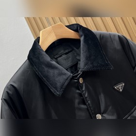 Куртка Prada с нагрудным карманом стал