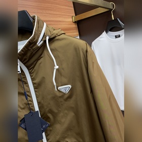 Prada  Официальный сайт новой коллек
