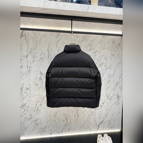 Особенности стиля： Новая куртка Prada