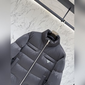 Особенности стиля： Новая куртка Prada