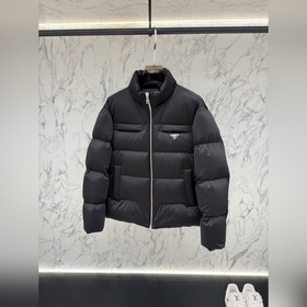 Особенности стиля： Новая куртка Prada 